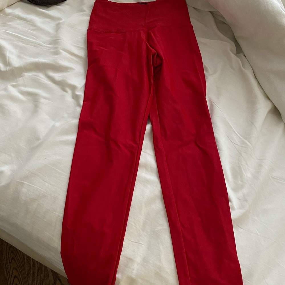 STRUT-THIS red cropped leggings